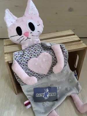 doudou chat, tissu minkee et coton imprimé, yeux en feutrine cousue et moustache brodées