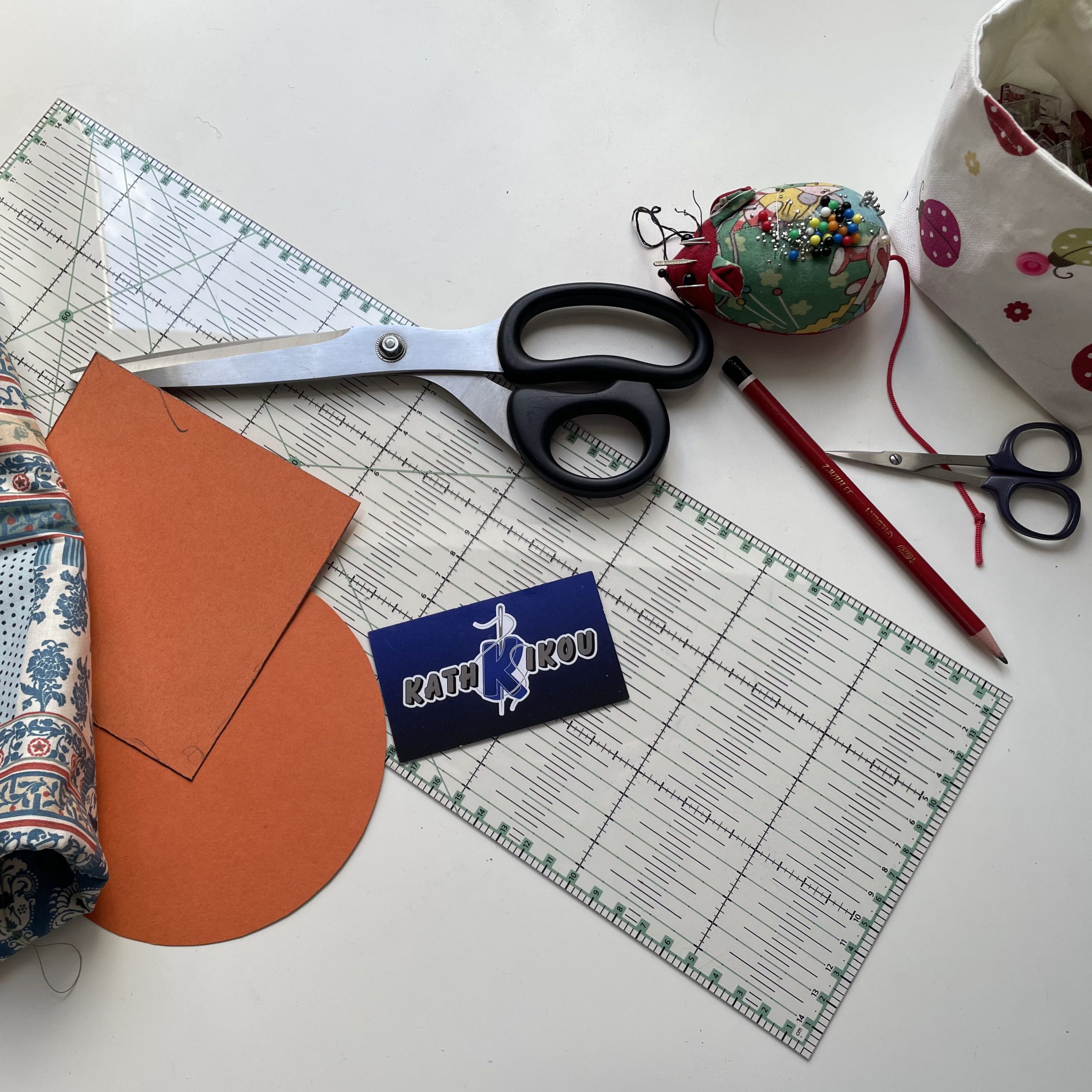 cours-couture-matériel matériel de couture sur une table