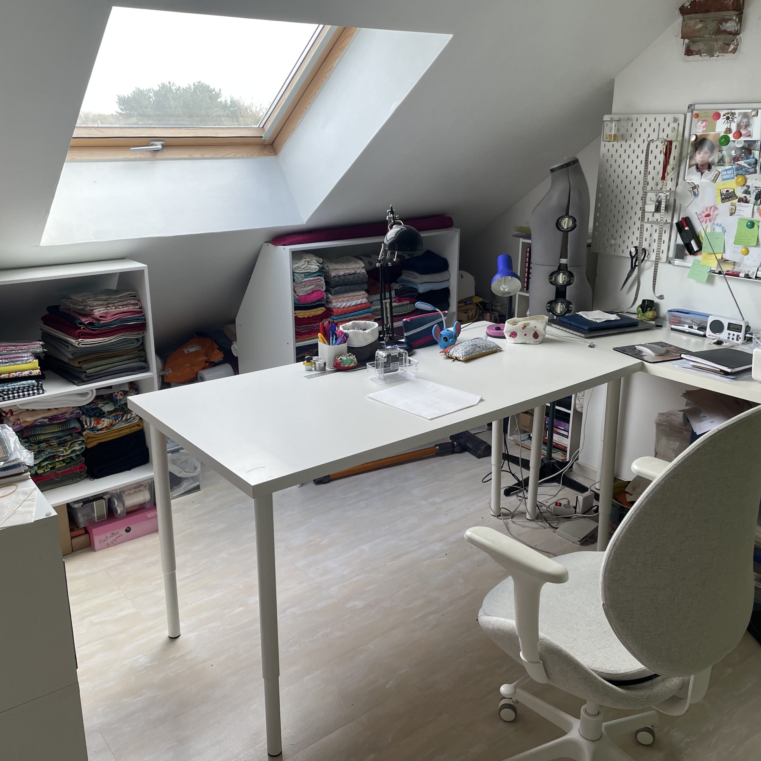 atelier environnement de travail, table, fauteuil, accessoires de couture